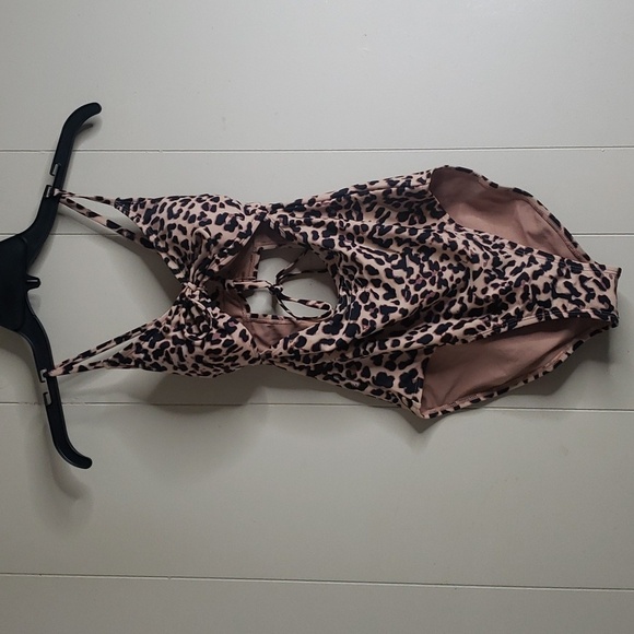 Women's Cut Out Tunneled Tie Front High Leg One Piece Swimsuit Shade & Shore XS - Picture 3 of 8